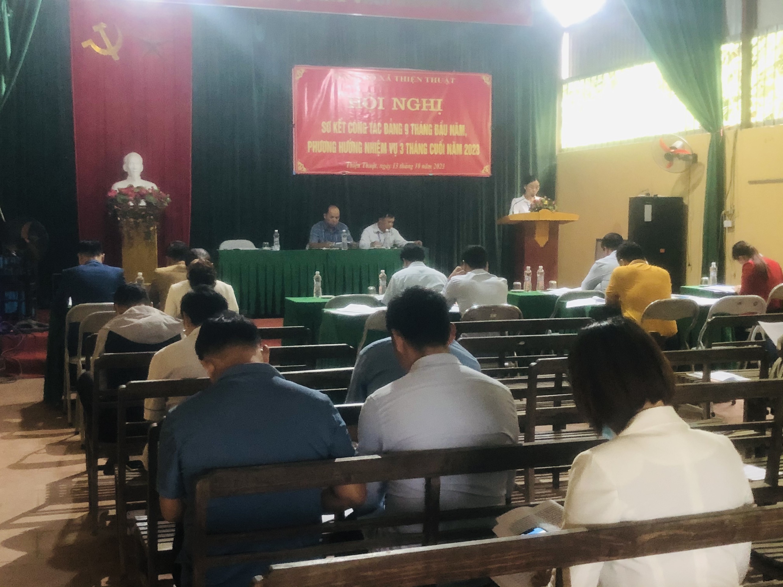 ĐC Lâm Thị Hiếu, CT UBND xã trình bày báo cáo tại hội nghị