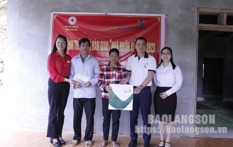 Lãnh đạo hội CTĐ tỉnh và Ngân hàng Vietcombank trao tiền hỗ trợ kinh phí xây dựng và quà cho gia đình