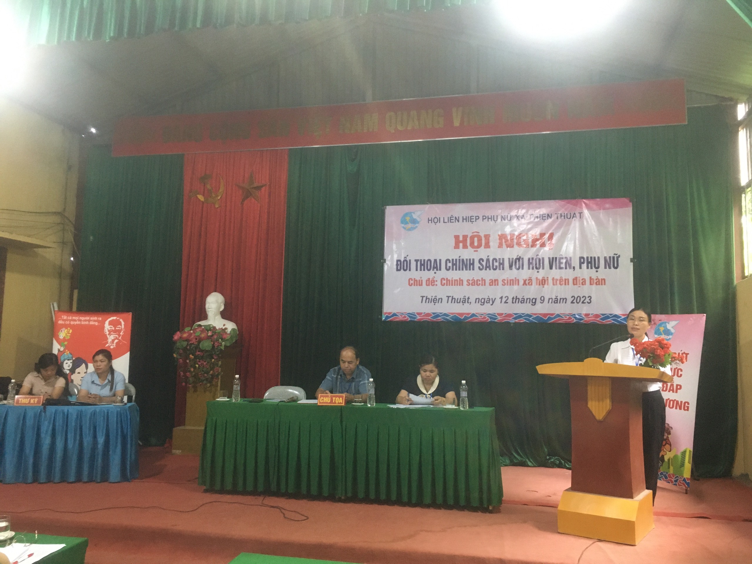 Bà Lâm Thị Hiếu, Huyện ủy viên, Chủ tịch UBND xã trả lời các câu hỏi của Hội viên