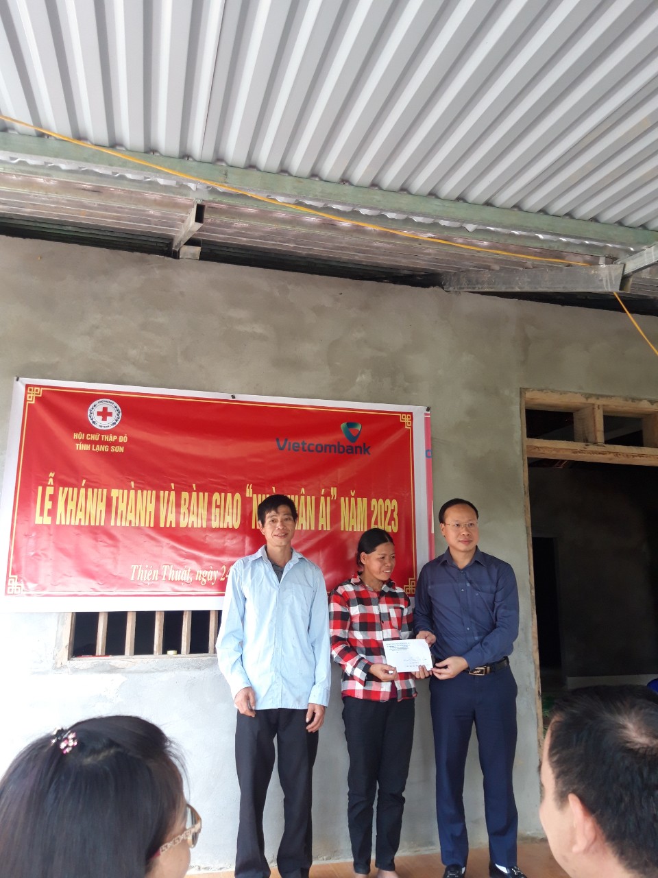 Ông Lèo Văn Hiệp, Phó Chủ tịch UBND huyện Bình Gia tặng quà cho gia đình